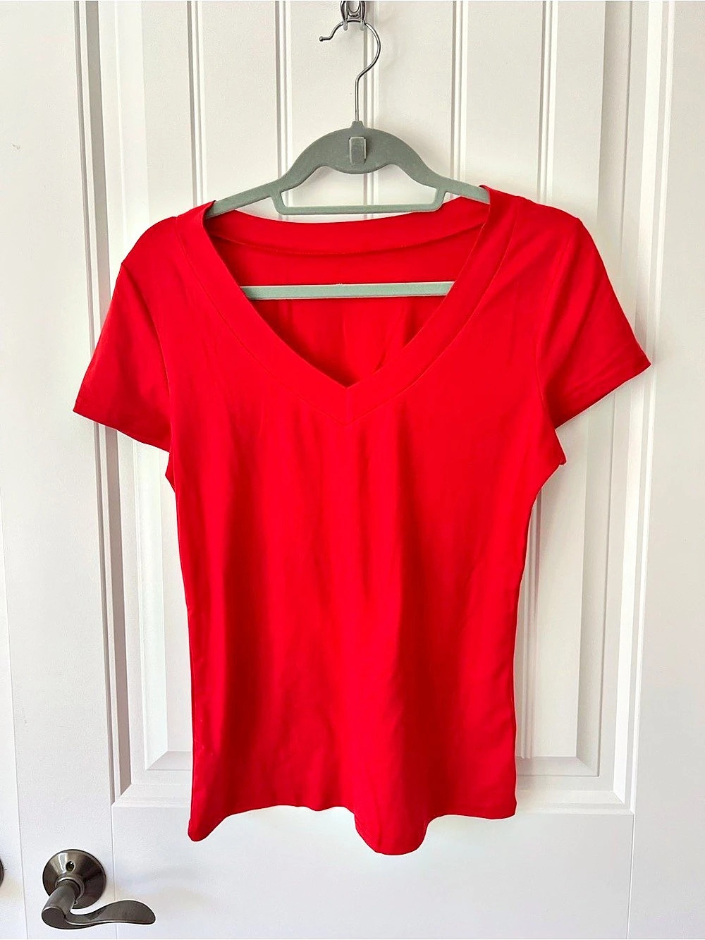 Red Short Sleeve V-Neck Size Large